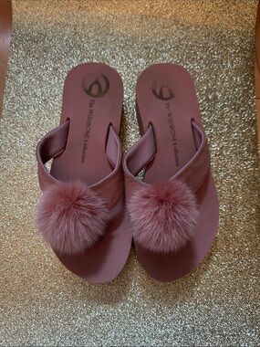 The Wishbone Collection Women’s Rose Pink Pom Slide Sandals